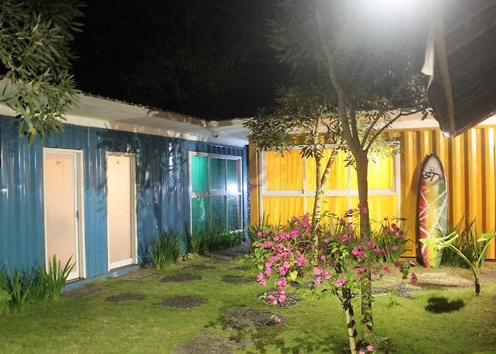 Kubu Container Hostel *